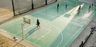 Menschen spielen Basketball am Tag